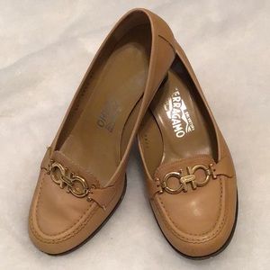 Salvatore Ferragamo Tan leather pumps 7c horsebit